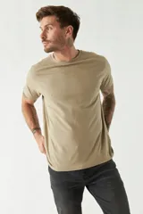 Remera de algodón de corte regular, con cuello redondo, manga corta y logo bordado en el pecho.