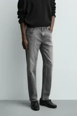 Pantalón de jean corte slim fit, color gris con efecto lavado. Presenta diseño de cinco bolsillos, cierre frontal con cremallera y botón, y tejido elástico.