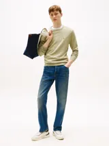 Sweater verde claro de algodón, con cuello redondo, puños y bajo de punto canalé. Logo de Tommy Hilfiger bordado en el pecho.