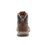 Bota de cuero color marrón con diseño resistente al agua, cuello acolchado en color oscuro, cordones bicolores y suela de goma dentada con tecnología de amortiguación.