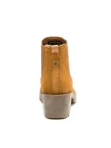 Bota Chelsea Caterpillar modelo Rewrite, color marrón, confeccionada en ante encerado. Cuenta con elásticos laterales con el logo de la marca, taco alto ancho y suela de goma con plataforma track.