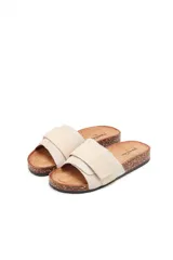Sandalias de mujer modelo Saori, color arena, con doble tira ancha en el empeine, base de corcho y suela plana.