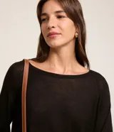 Su&eacute;ter Marfinno de punto color azul marino, de corte recto con cuello redondo y mangas largas.