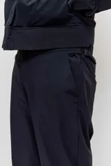 Pantalón de vestir negro, de corte recto y calce cómodo, con bolsillos laterales.