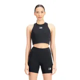 Top deportivo tipo crop top de New Balance, confeccionado en algodón con elastano. Presenta un diseño de cuello redondo alto, sin mangas y corte ajustado, con el logo de la marca estampado en el centro del pecho.