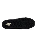 Championes urbanos New Balance Numeric 417, color gris claro con detalles en blanco y negro. Confeccionados en gamuza y materiales sintéticos, con plantilla Ortholite y suela de goma flexible.