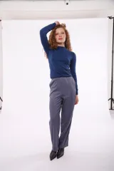 Pantalón de vestir gris con finas rayas verticales blancas, corte recto y cintura alta con elástico.