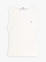 Musculosa blanca de Tommy Hilfiger con corte slim, confeccionada en viscosa elástica con textura acanalada. Presenta cuello barco y el logo de la marca bordado en el pecho.