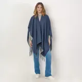 Poncho abierto color azul con borde gris y flecos negros.