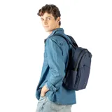 Mochila azul de símil cuero con acabado aterciopelado, asa de mano textil, acceso principal con cierre, dos compartimentos internos (uno acolchado para notebook), bolsillo interno con cierre, dos bolsillos externos con cierre y dos bolsillos laterales sin cierre.