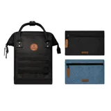 Mochila Cabaia modelo Adventurer Berlin, color negro, con sistema MOLLE para sujetar bolsillos delanteros y laterales, compartimento acolchado para tablet o PC, correa para sujetar a la maleta y tirantes acolchados antitranspirantes.