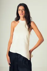 Top de lino color crudo, con cuello halter alto y diseño sin mangas.