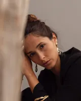 Par de aros colgantes de bronce y alpaca color plateado, con forma orgánica irregular y textura martillada. Cierre con perno y mariposa de plata 925.