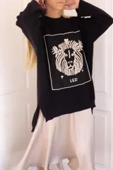 Sweater tejido en algodón color crudo, con bordado del signo zodiacal Cáncer en el frente. Diseño oversize de talle único.