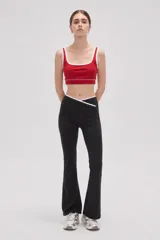 Top deportivo de poliamida color rojo, con escote cuadrado, breteles finos y detalles de ribete blanco en el cuello y bajo el busto.