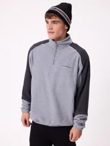 Gorro tipo beanie de punto en color gris, con franjas horizontales en verde y blanco, y logo de la marca Rusty en el frente.