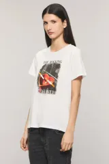 Remera de jersey de algodón blanca con calce regular, cuello redondo y mangas cortas. Presenta una estampa frontal con la leyenda "The Rocking Lovers" y una imagen de un cenicero en forma de corazón con cigarrillos.
