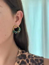 Aro de argolla dorado de 2 cm de diámetro, decorado con pequeñas cuentas de vidrio facetadas en tonos verde esmeralda y dorado/cobre.