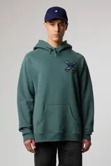 Buzo hoodie verde con bolsillo tipo canguro y parche con diseño geométrico en el pecho.