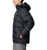 Campera puffer negra con capucha, cierre frontal completo y logo de la marca bordado en el pecho. Cuenta con tecnología de reflectividad térmica y aislamiento sintético para mayor calidez.