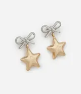 Aros colgantes con diseño de lazo plateado en la parte superior y dije de estrella dorada en la parte inferior.