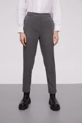 Pantalón gris a rayas verticales, de corte recto y tiro alto.