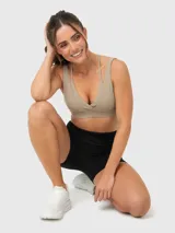 Top deportivo de escote en V con diseño cruzado, correas ajustables y banda elástica ancha en la base para mayor sujeción. Incluye almohadillas removibles.