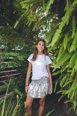 Minifalda plateada con lentejuelas, pretina elastizada y dos volados en el ruedo.