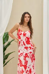 Vestido largo de satén con estampado floral en tonos rojo y rosa, tirantes finos y escote en V.