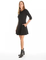 Vestido corto de seda fría, color negro, con escote redondo, mangas tres cuartos y bolsillos laterales.