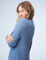 Cardigan largo tejido de punto color celeste, marca Elle, con bolsillos delanteros.