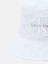 Gorro tipo bucket color blanco, confeccionado en algodón, con el logo de Calvin Klein bordado en el frente.