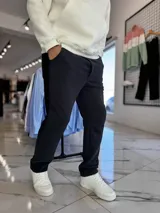 Pantalón de jogging negro de corte recto con bolsillos laterales y cintura elástica.