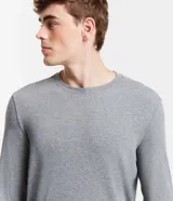 Pijama largo melange, con remera manga larga de cuello redondo y pantalón con cintura elástica.