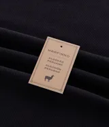 Remera masculina negra de algodón peruano, corte slim, con cuello padre y abertura frontal con cremallera metálica. Tiene mangas cortas.