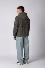 Buzo canguro oversize con efecto lavado desgastado, confeccionado en friza pesada. Presenta diseño con recortes, capucha amplia y puños y ruedo acanalados.