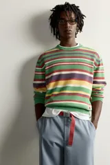 Jersey relaxed fit de punto tejido de algodón, cuello redondo y manga larga, con rayas horizontales multicolores y parche bordado Fruit of the Loom en el delantero.