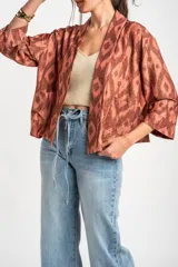 Kimono de viscosa color cobre con estampado geométrico abstracto en tonos marrones y destellos metalizados, de mangas 3/4 y diseño fluido y abierto.