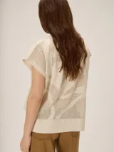 Buzo de punto tejido con hilado de lino, color beige, con silueta relajada, mangas cortas y diseño calado con motivos orgánicos.