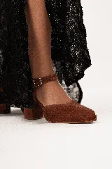 Sandalias de gamuza color marrón chocolate, con plataforma delantera, taco ancho y tira ajustable con hebilla metálica al tobillo.