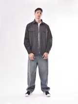 Campera verde militar con cuello clásico, cierre frontal con botones, dos bolsillos con solapa en el pecho y corte recto.