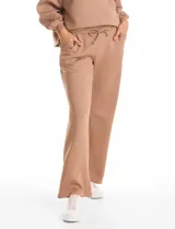 Pantalón tipo jogger de corte recto, color marrón con estampado animal print sutil. Presenta pretina ancha elastizada con lazo de ajuste y bolsillos laterales.