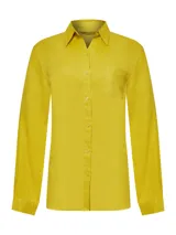 Blusa de manga larga confeccionada en lino orgánico, con cuello camisero, cierre frontal de botones y bolsillo en el pecho. Presenta un calce regular y diseño clásico.