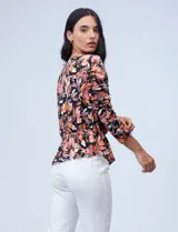 Blusa Zac & Rachel de gasa estampada en blanco y azul, con cintura elastizada y frunces. Mangas 3/4 fruncidas.