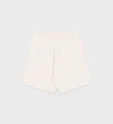 Short color crema de jersey grueso, largo medio, con cintura con cordón, bolsillos delanteros y un bolsillo trasero. Estampado frontal con el logo de la marca.