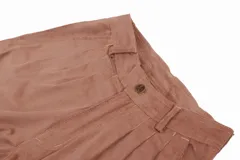 Pantalón de pana color bordó, de corte recto, con bolsillos laterales y traseros.