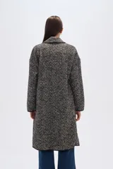 Tapado largo de poliéster con estampado de espiga en tonos grises y negros, con solapas y bolsillos laterales.