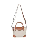 Cartera tipo bandolera de Las Oreiro, confeccionada en poliéster color beige con detalles en cuero sintético color suela. Presenta solapa frontal, doble asa superior y correa larga ajustable y extraíble. Incluye cierre principal y bolsillo interno.