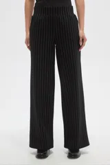Pantalon de corte recto confeccionado en viscosa, con diseño de rayas verticales finas y cintura elástica.