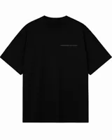 Remera de algodón color negro con corte holgado y estampa minimalista en la espalda con el logo de la marca en tono gris oscuro.
